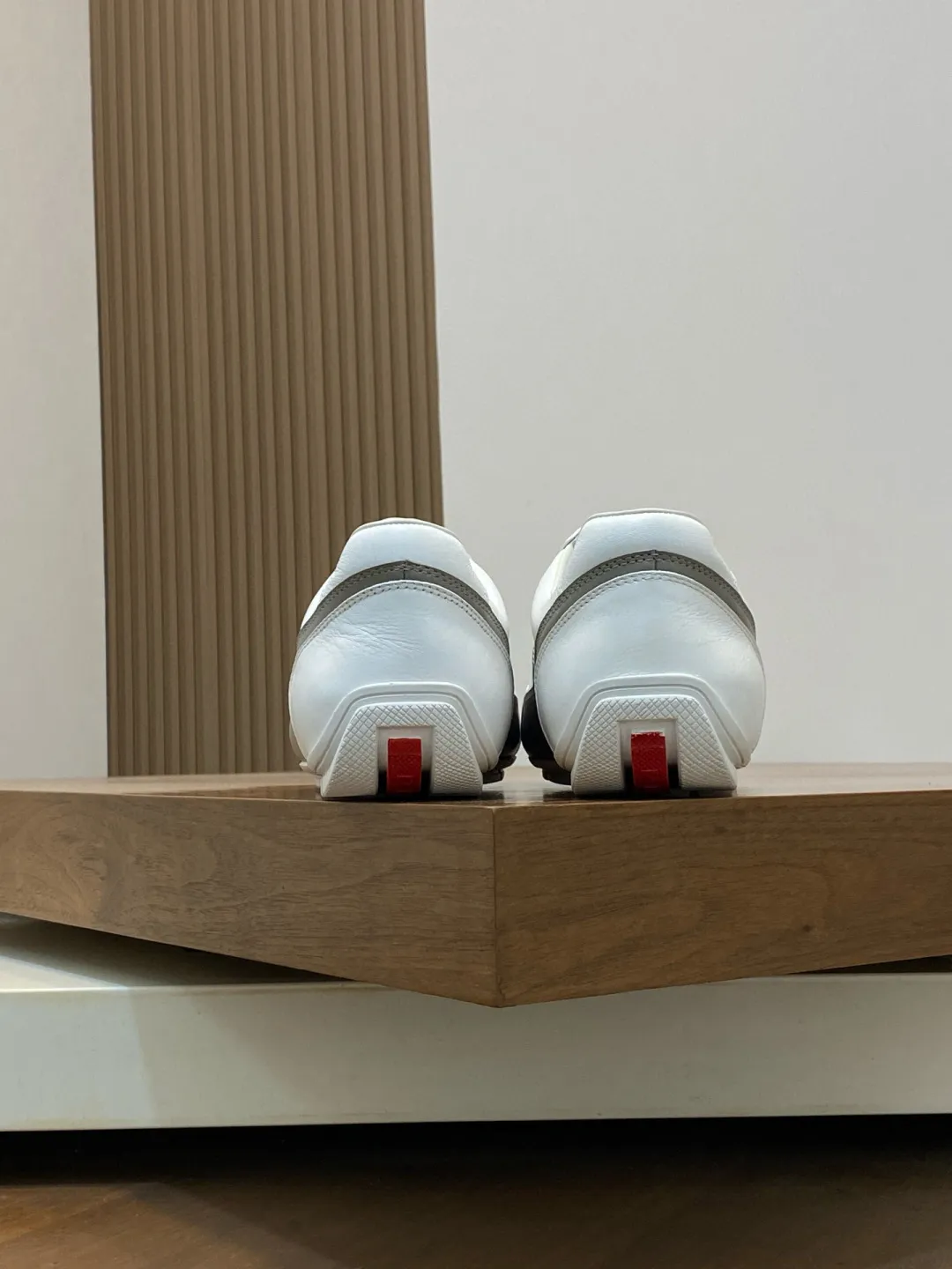 Men's Men's Shoes 💰800 Prada/Prada Men's Leather Casual Sports Shoes, a hot product made in Guangzhou! Made of imported calfskin splicing upper, three-dimensional geometric segmentation, precision manufacturing, uniform stitching, leather texture at a glance, multi-color splicing, fashionable and generous, soft, comfortable and breathable, decorated with PRADA letter logo on the outside, classic letter logo on the tongue, fabric strap on the heel, P family's classic sports shoe type, with fabric lining, silver logo cowhide foot pads, and P family's exclusive rubber outsole. The details are carefully crafted, making it a versatile item for travel! Comes with original box and dust bag! Multiple colors available! Size: 39-40-41-42-43-44 standard leather shoe size (38, 45 customized ¥)